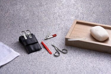 ابزار بهداشت فردی ویکتورینوک ناخنگیر، مانیکور، موچین سوئیسی با ابزار بهداشت فردی اورجینال ویکتورینوکس، همیشه آراسته باشید. مجموعهای از ناخنگیرهای دقیق، ستهای مانیکور و پدیکور، قیچی موی بینی و موچین سوئیسی برای مراقبت کامل از دست و ناخنهای شما. کیفیت و دقت را در هر جزئیات تجربه کنید.