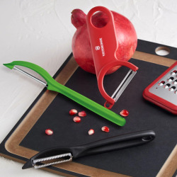 ابزارهای آشپزخانه رنده پوستگیر جا چاقویی و استند و ... ویکتورینوکس مجموعه کامل ابزار آشپزخانه ویکتورینوکس (Victorinox) اصل سوئیس. انواع چاقو، پوستکن، رنده، قیچی و ابزارهای دیگر با ضمانت اصالت. همین حالا بهترینها را برای آشپزخانه خود بخرید.